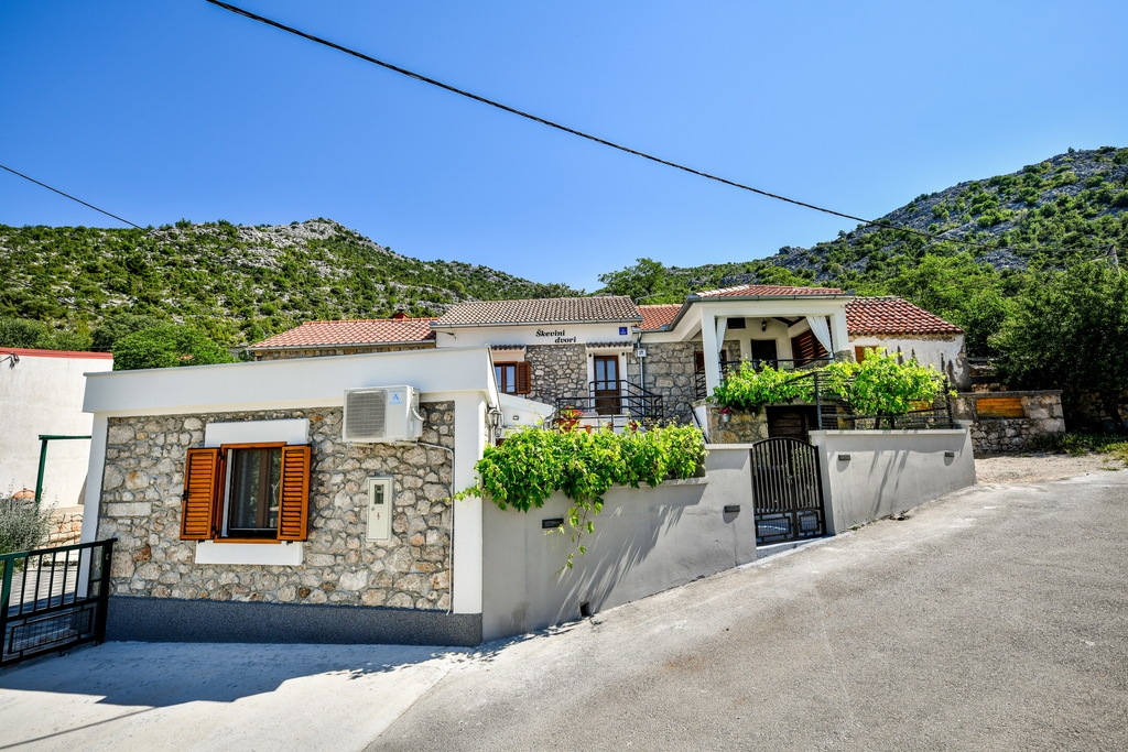 Škevini Dvori exterior